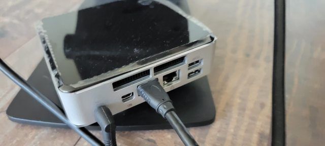 Intel NUC мини компютър