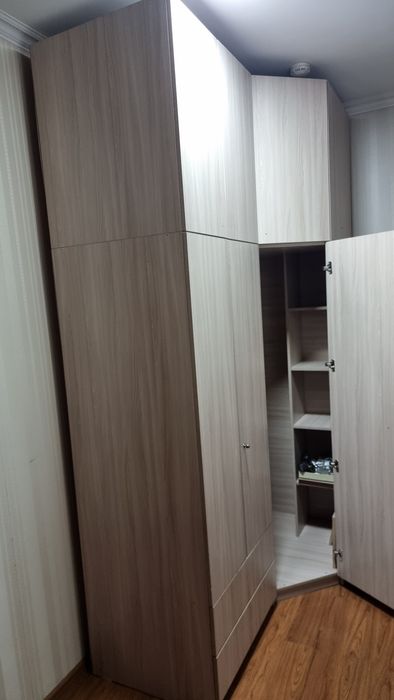 Большой угловой шкаф