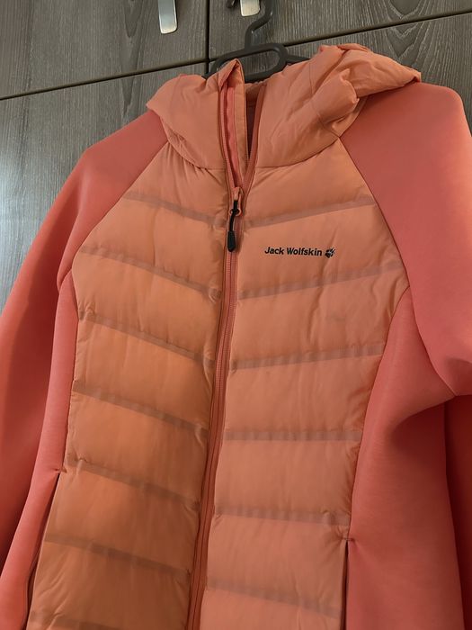 Дамско яке Jack Wolfskin – перфектно за преходи и ежедневно носене