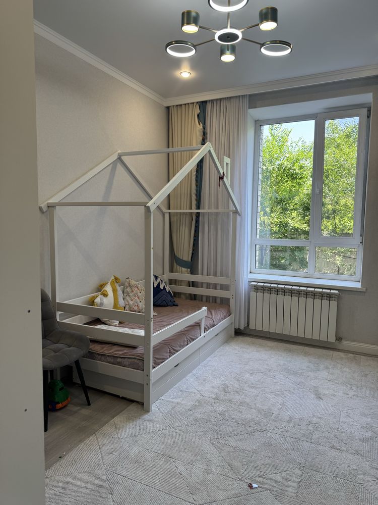 Продам детскую кроватку из  массива дерева