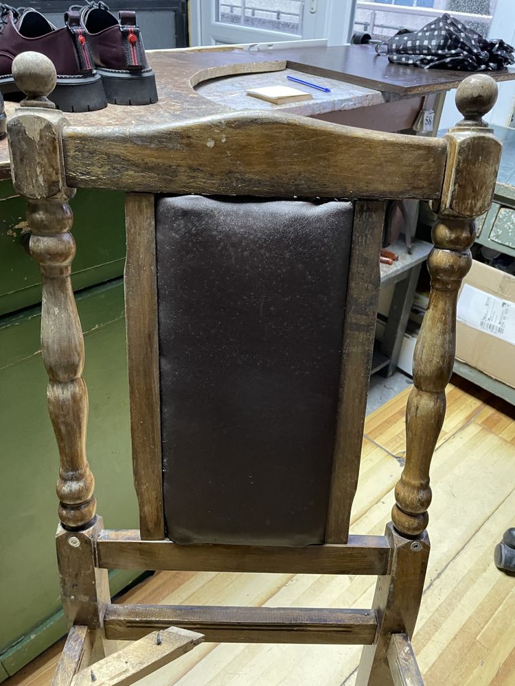 Стар автентичен дървен стол
