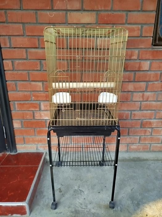 Продам б/у клетку,для крупных попугаев.Вместе с подставкой