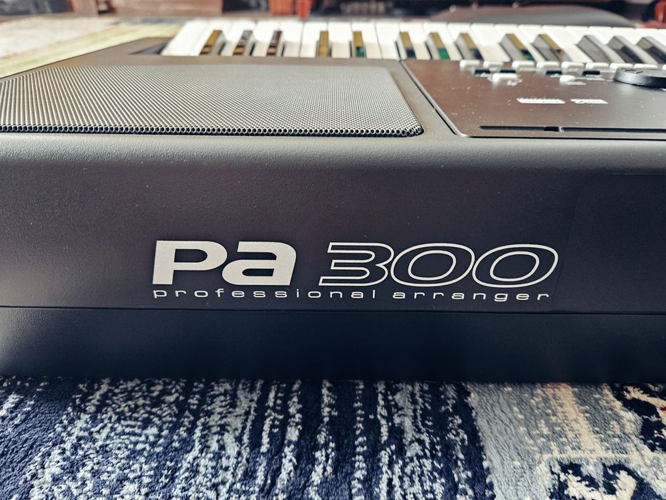 Clapa KORG PA300 + accesorii - ca noi