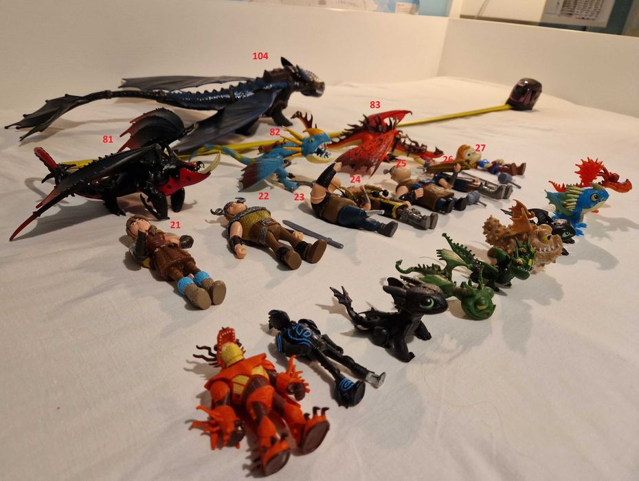 Много редки фигурки на дракони  „How To Train Your Dragon“ и Динозаври