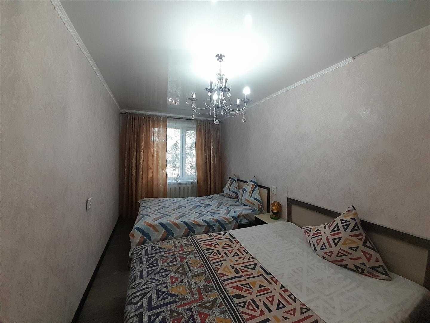 Продам 3комн квартиру студию , на 8 мкр. 1 кольцо.  2/5эт.
