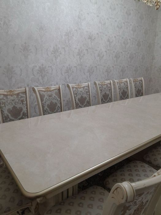 Стол стулья для гостей