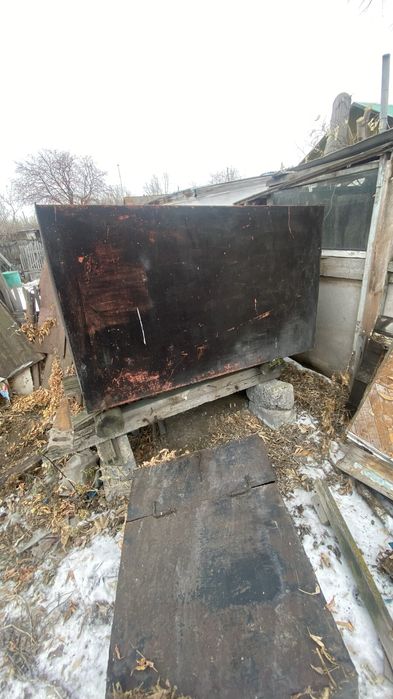 Металический бак раньше вода была.лет 10 не пользовали