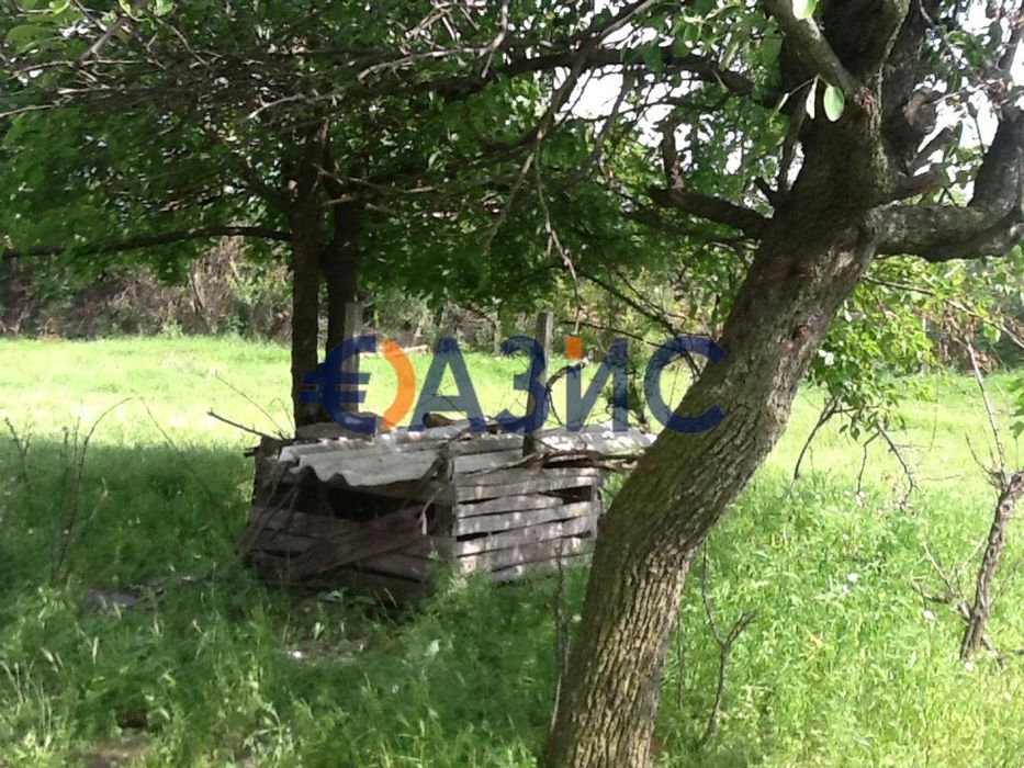 Парцел-1925 кв. м. и стара къща-46 кв. м., с. Хаджиите, Общ. Карнобат