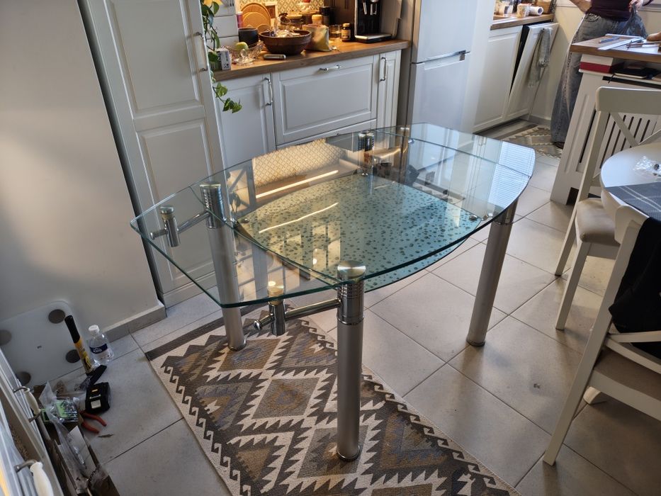 Стъклена маса за кухня дизайнерска