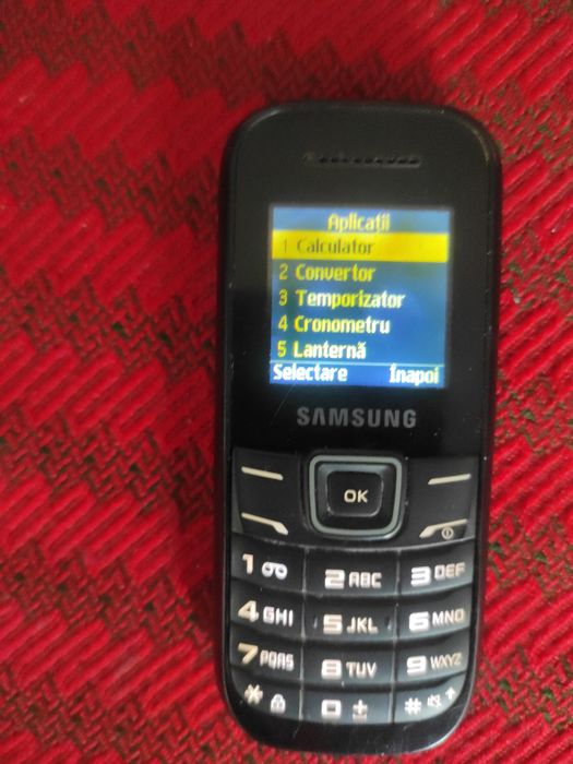 Telefon Samsung cu taste, mic, robust și practic.
Telefonul este în pe