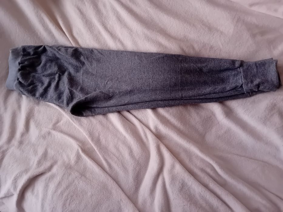 Pantaloni sport de culoare gri