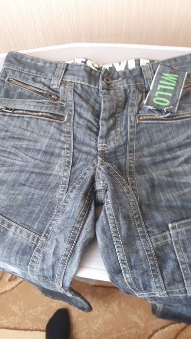 Новые мужские джинсы.