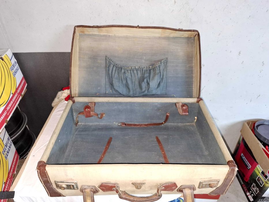 Много стари куфари