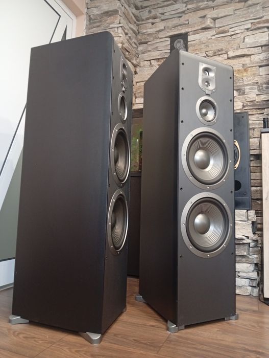 Най-големият модел от серията JBL ES-100