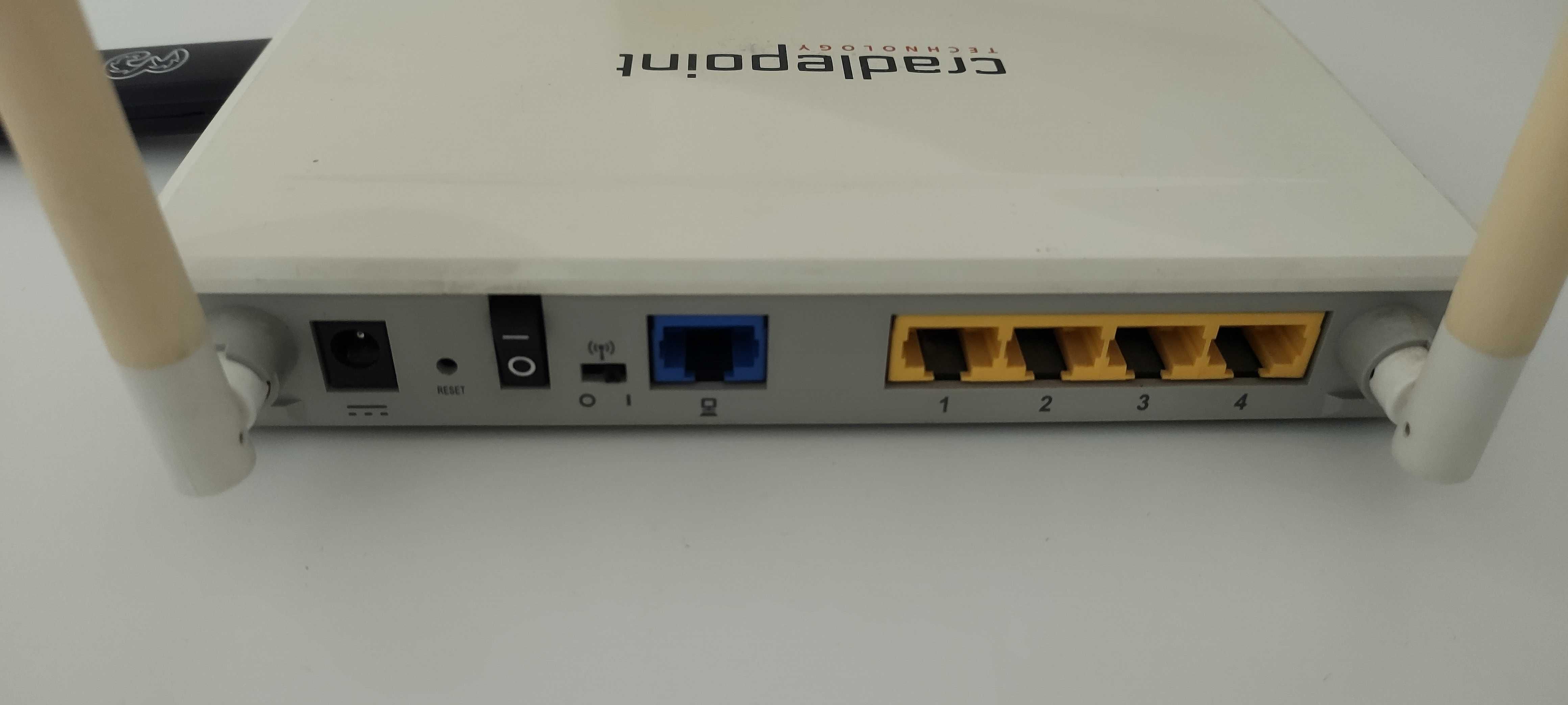 Pachet Router Wireless Cradlepoint MBR900 si modem Huawei E1550