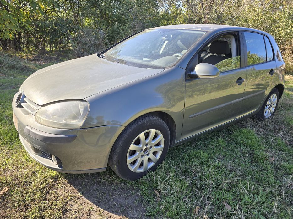 Продавам голф 5 на части