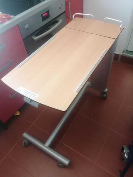 Продавам масичка за болнично легло и стол за баня