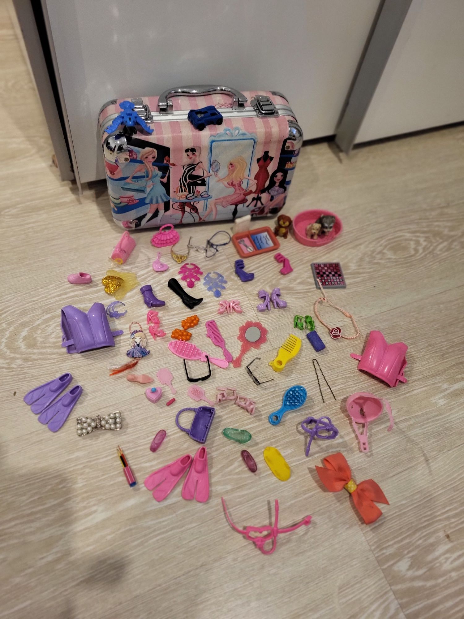 Cutie  cu accesorii  barbie