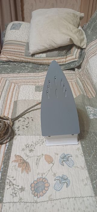 Утюг POLARIS полностью исправный