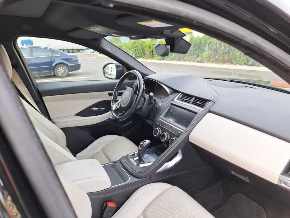 Un superb Jaguar negru E Pace, cu piele alba