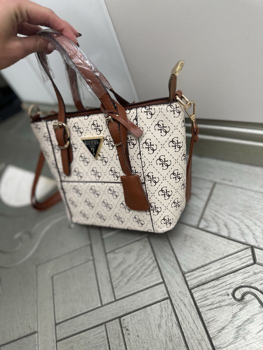 Нови малки дамски чанти Guess