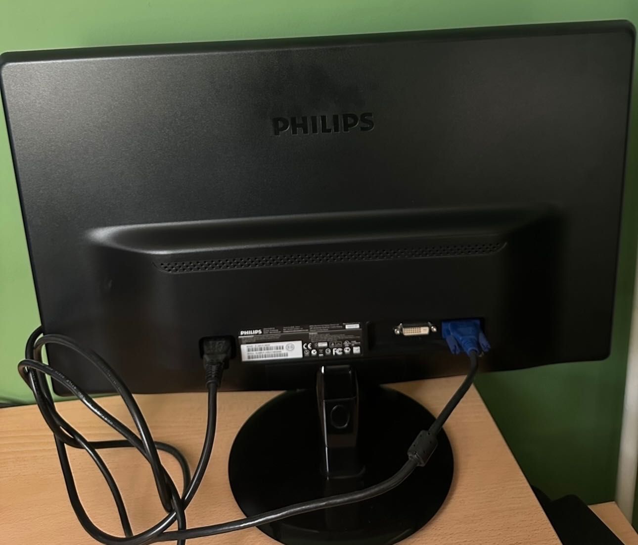 Офис бюро и монитор Philips 21’’