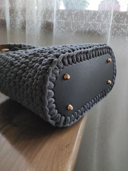 Плетена чанта с кожено дъно и дървени дръжки