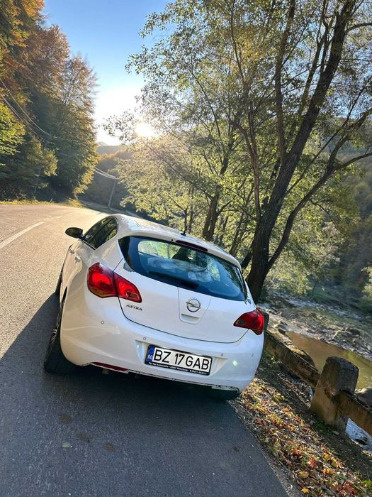 Opel Astra J 1.6 Benzină / 2009 / 105 CP / Preț bun
