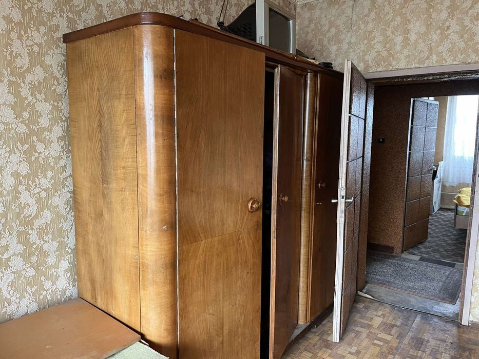 Мебели от дърво и  плоскости запазени
