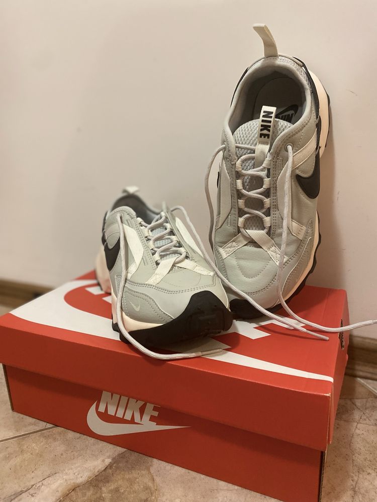 Маратонки NIKE.