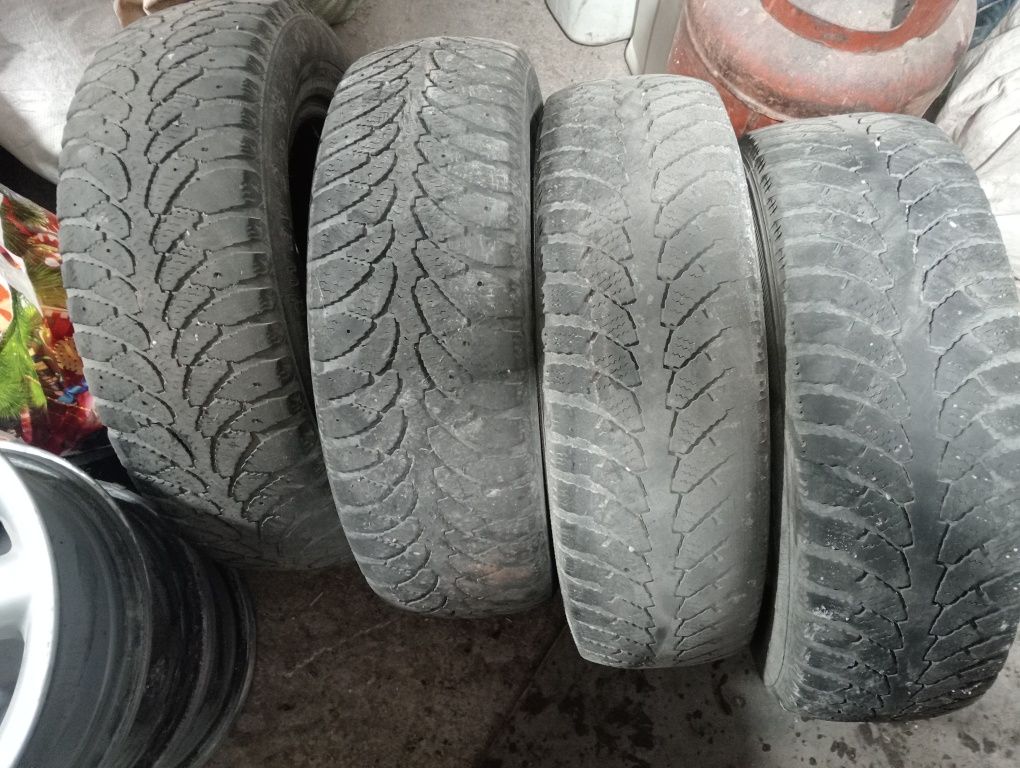 Продам зимние шины,
