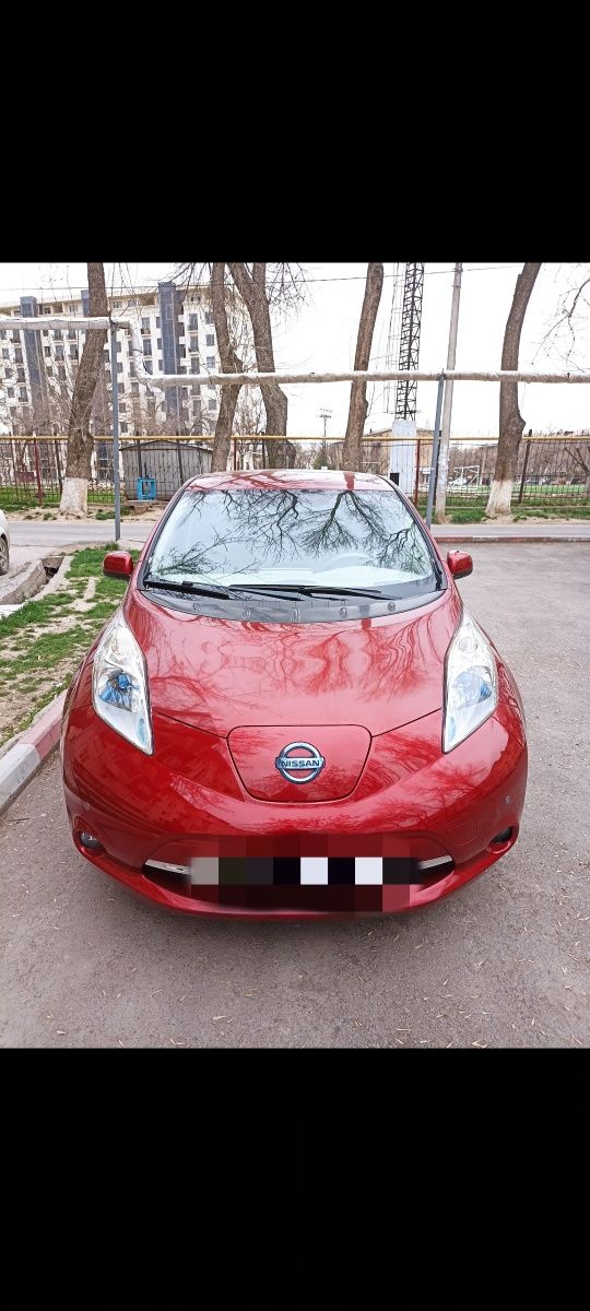 Nissan leaf электромобиль