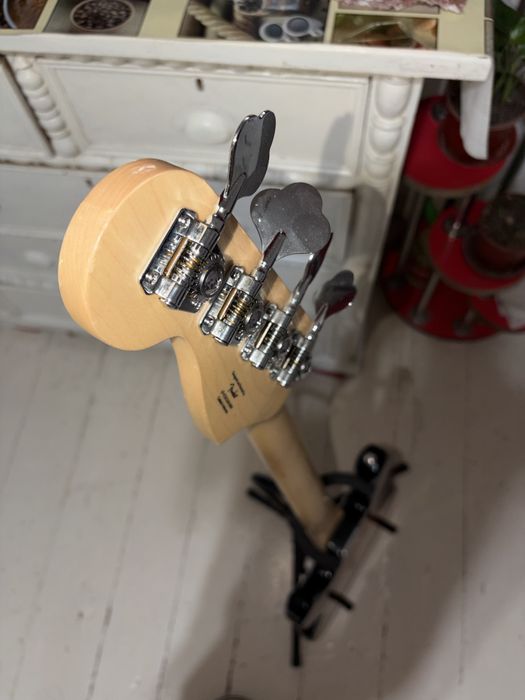 Продается Басс гитара fender squier affinity jazz bass sunburst