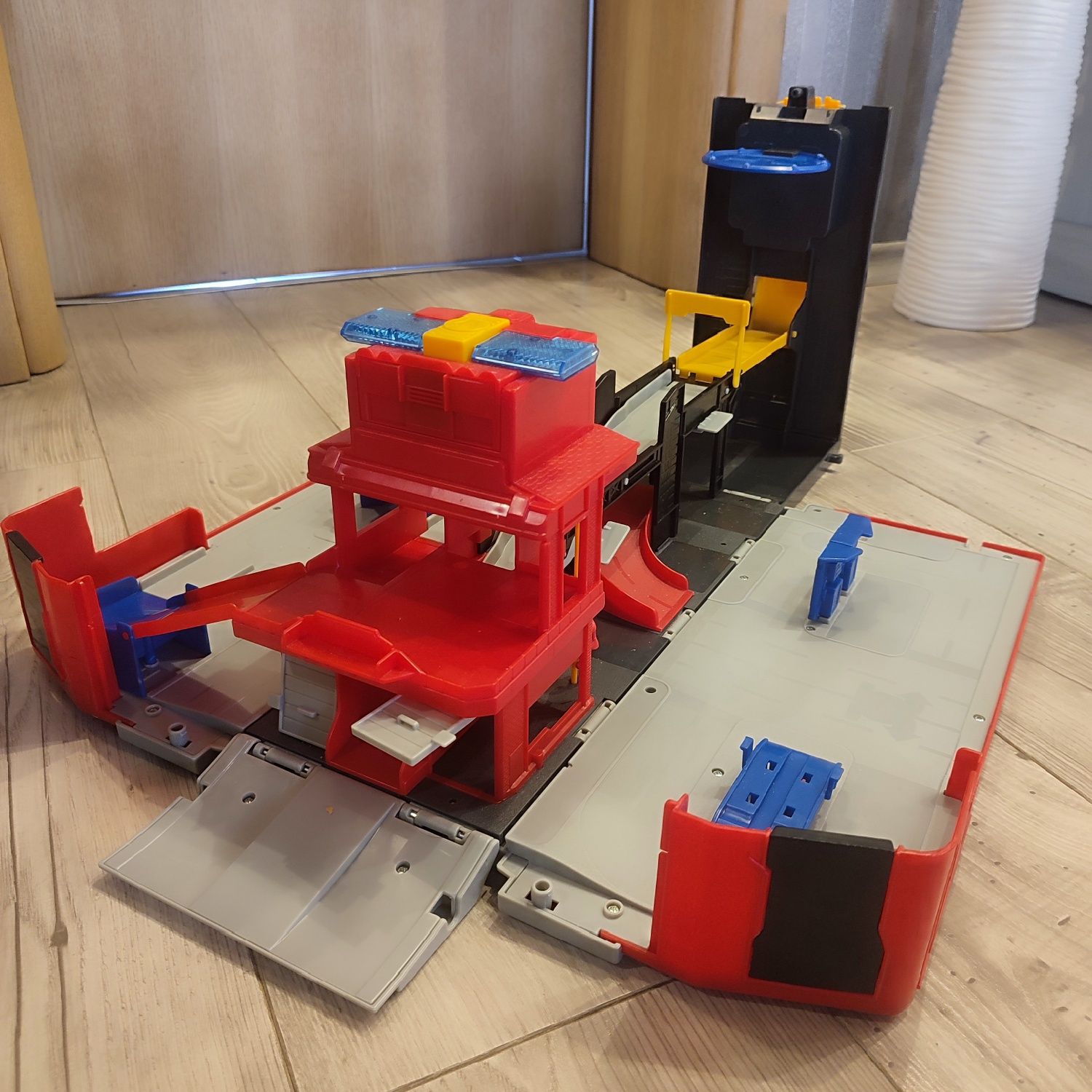 Голяма Пожарна трансформираща се в писта и писта Fisher price /Little