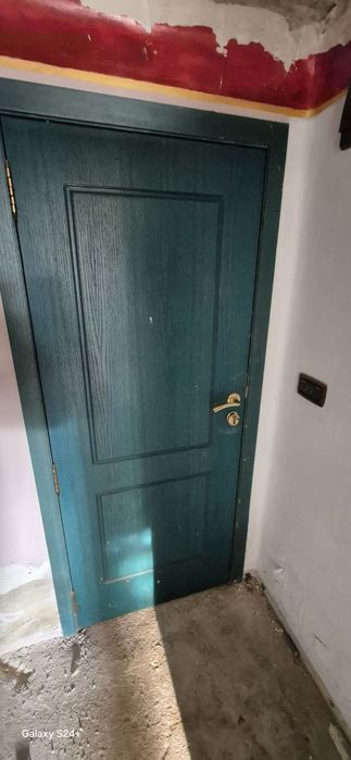 Продава се врати