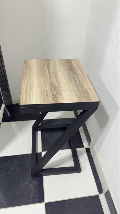 Jurnal stoli sotiladi, kompyuter qoyish, doska yonida ishlash uchun