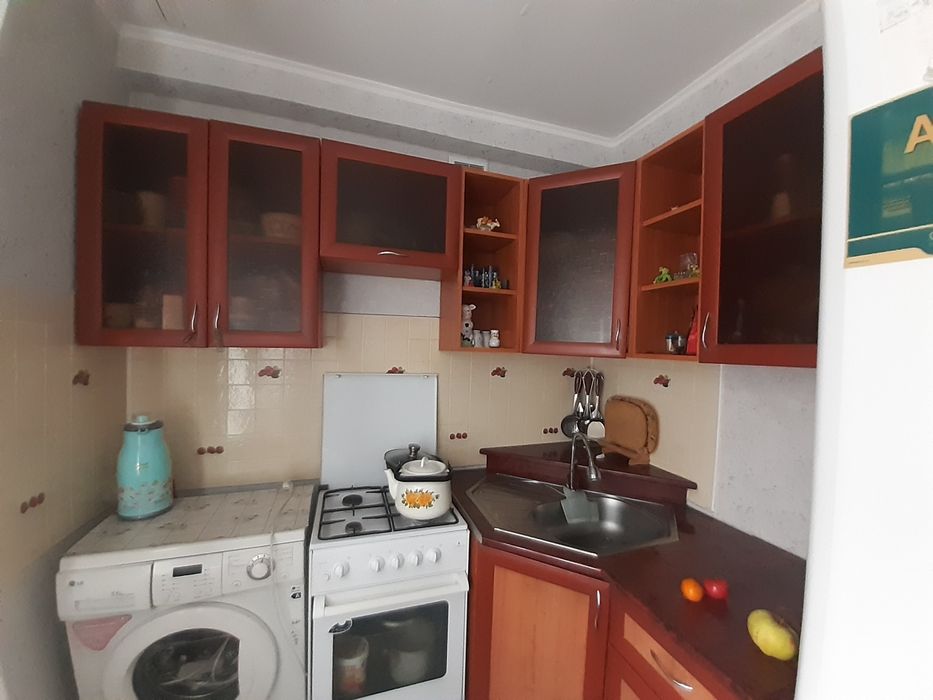 Кухонный гарнитура, коричневого цвета. Размер 2,10×1,25.