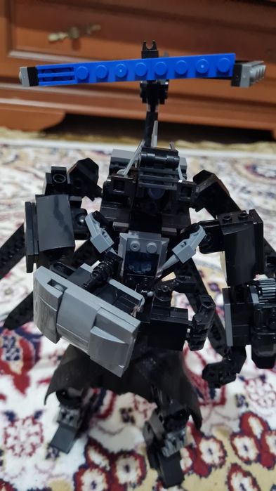 Персонаж из скибиди туалетов титан камерамен