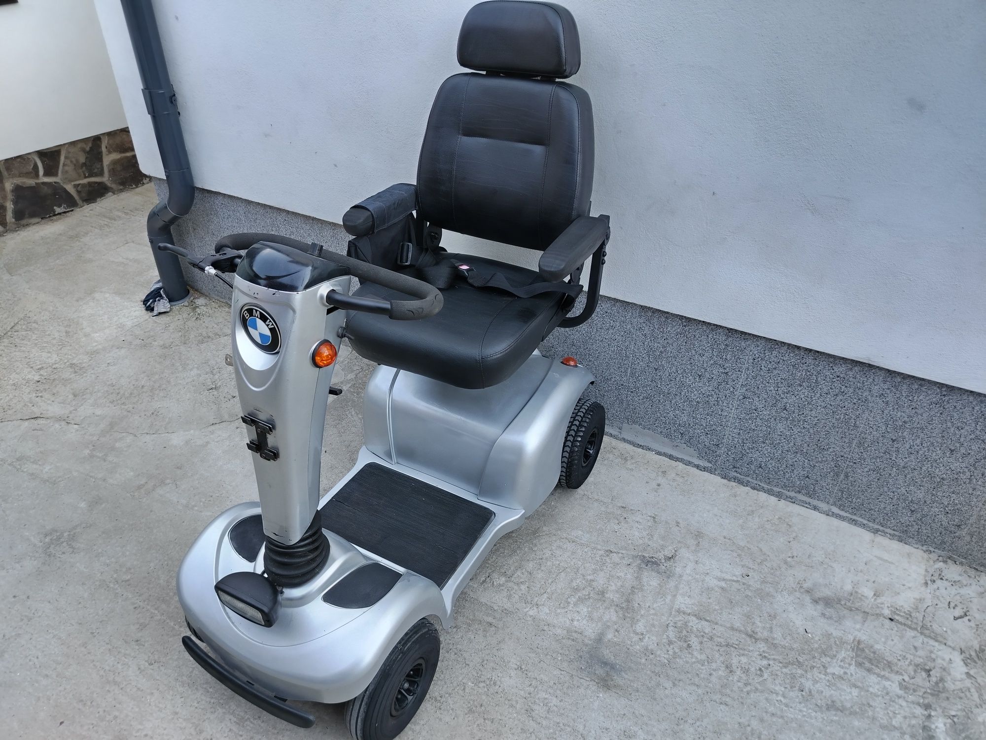 Cărucior scuter electric persoane cu dizabilități