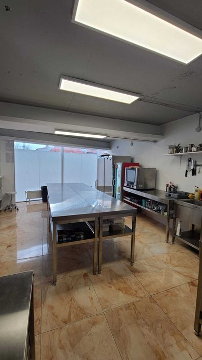 Afacere de vanzare-spatiu echipat pentru bistro/laborator de cofetarie