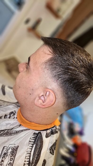 Frizer începător  tund la domiciliu clientului sau al meu