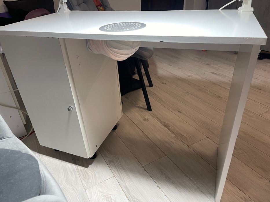 Masa manichiură cu aspirator încorporat