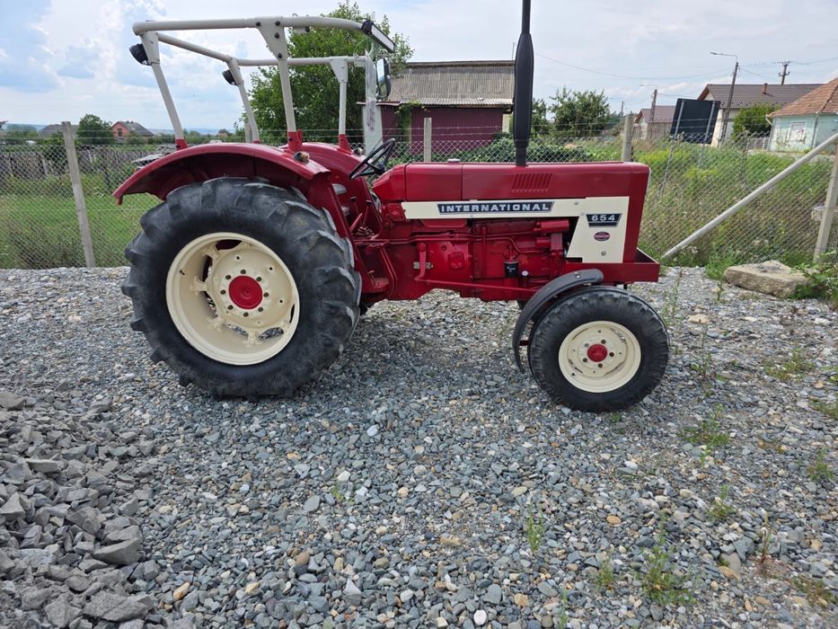 Vând tractor international 654