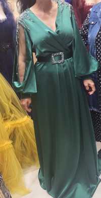 Официална рокля в тъмнозелено с колан