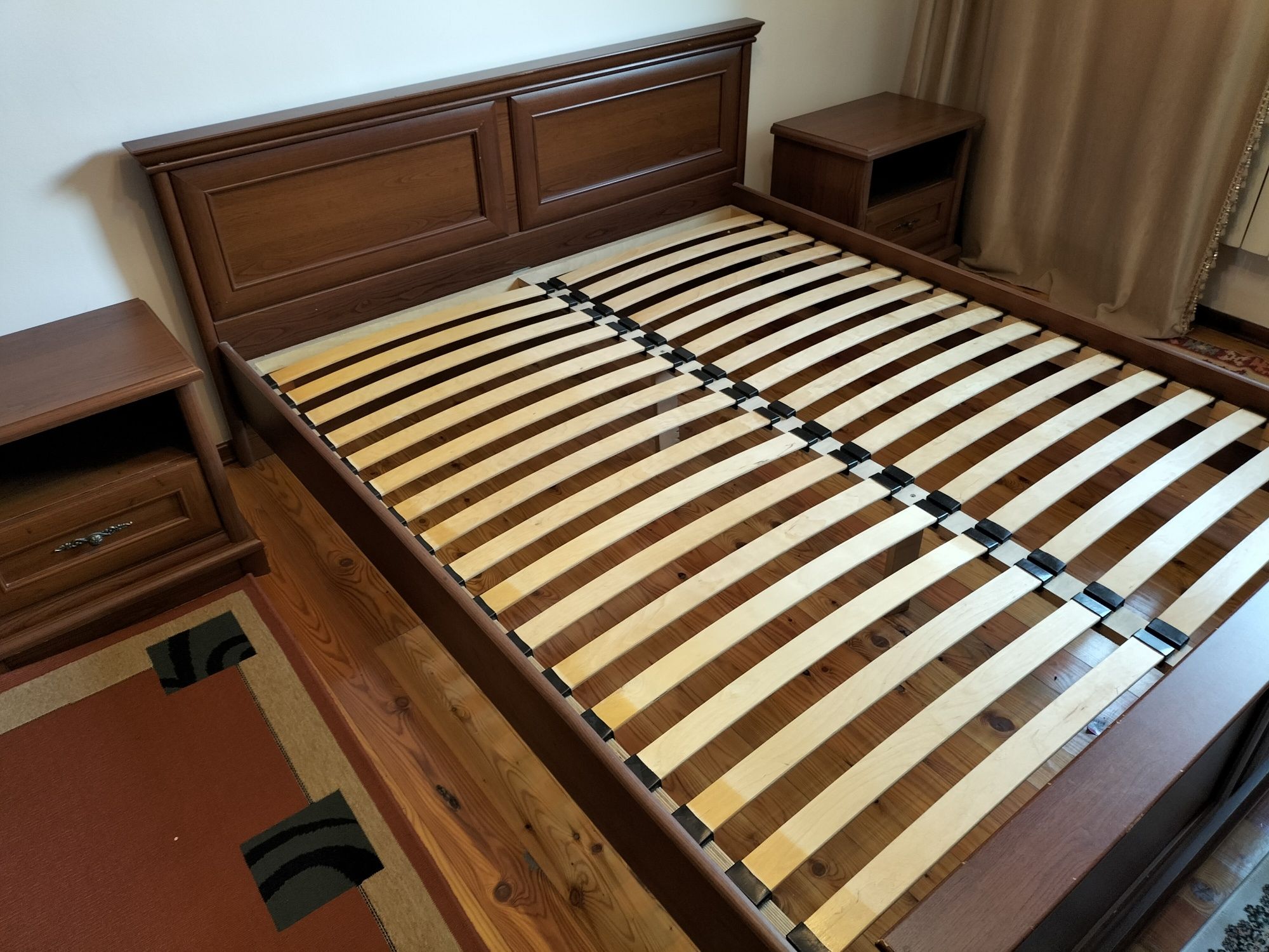 Кровать с прикроватными тумбами