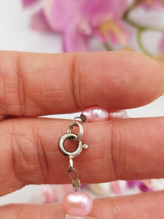 колие изработено от естествени розови и бели сладководни перли.