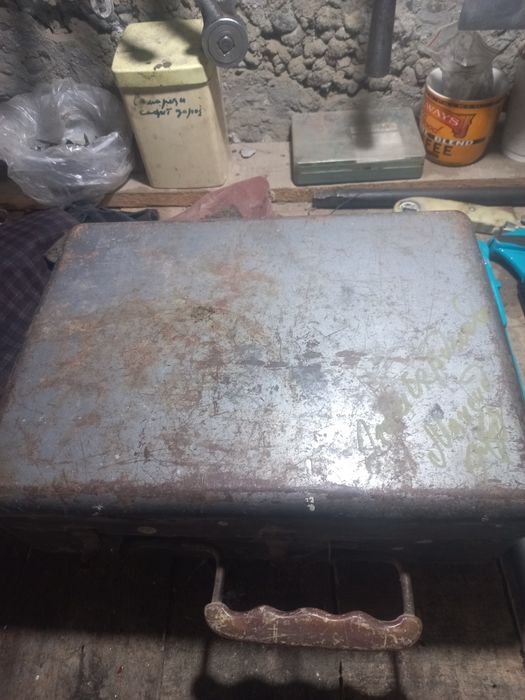 Чемодан железный