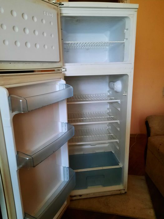Работещ хладилник с горна камера Beko, Получаване на място в Русе.