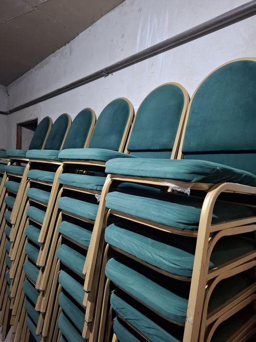 Срочно продам  стулья железные, чехлы на стулья для бизнеса