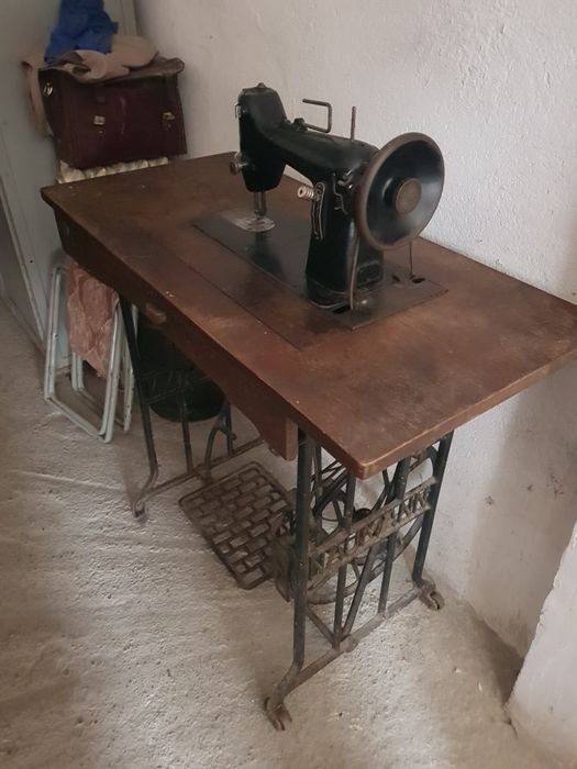 Mașina de cusut Naumann veche de colecție..